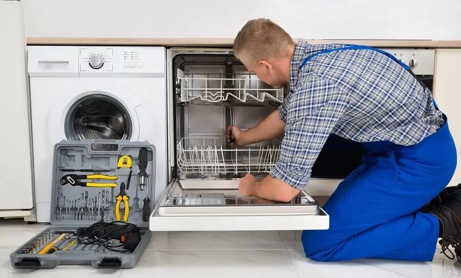 Gümüşova Electrolux servisi teknisyen ekibi beyaz eşya tamiri yaparken